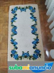 Alfombra beige y azul