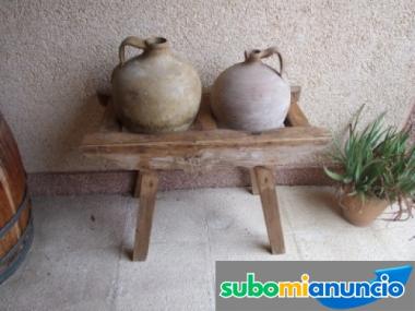 Anforas antiguas con su mueble