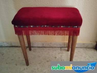 Banqueta roja de terciopelo