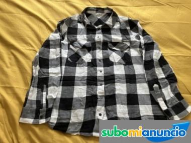 Camisa de cuadros negra y blanca