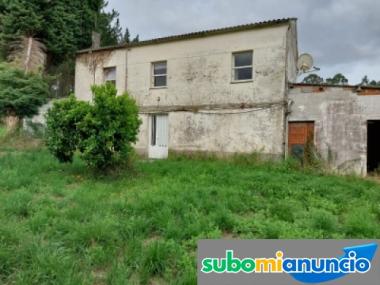 Casa de labranza con terreno y establos para caballos, vacas y pollos.