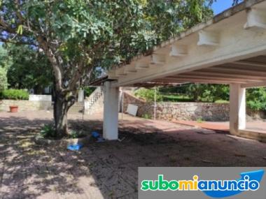 Chalet en urb. Corral de Calafat en Denia, con piscina, solarium, y garaje.