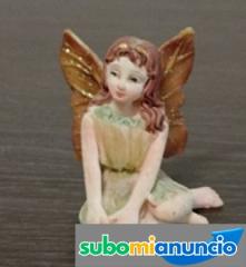 Figura en miniatura de hada sentada,con brillo en las alas, hecho de resina