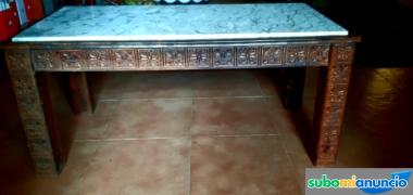 Mesa auxiliar de madera con marmol