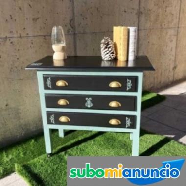 Mueble de 3 cajones en dos colores y motivos en relieve