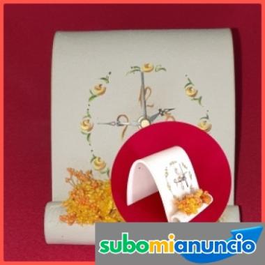 Reloj artesanal con adornos florales