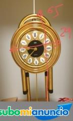 Reloj de pared metal dorado pendulo