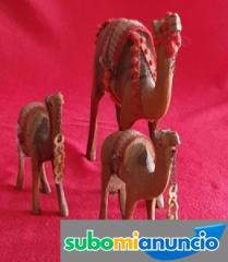 Tres camellos en madera de palma