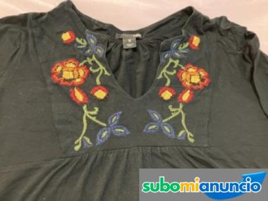 Blusa negra con motivos florales de H&M