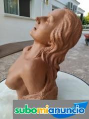 Escultura de mujer