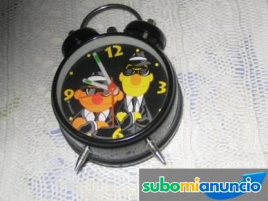 RELOJ con forma de DESPERTADOR ANTIGUO.