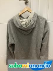 Sudadera gris con capucha