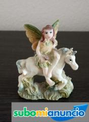 Vendo figura en miniatura de hada sentada en unicornio, hecho de resina