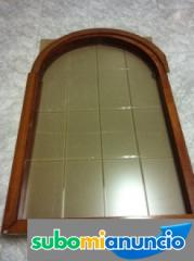 Ventana fija de madera de marco ovalado y cristal biselado